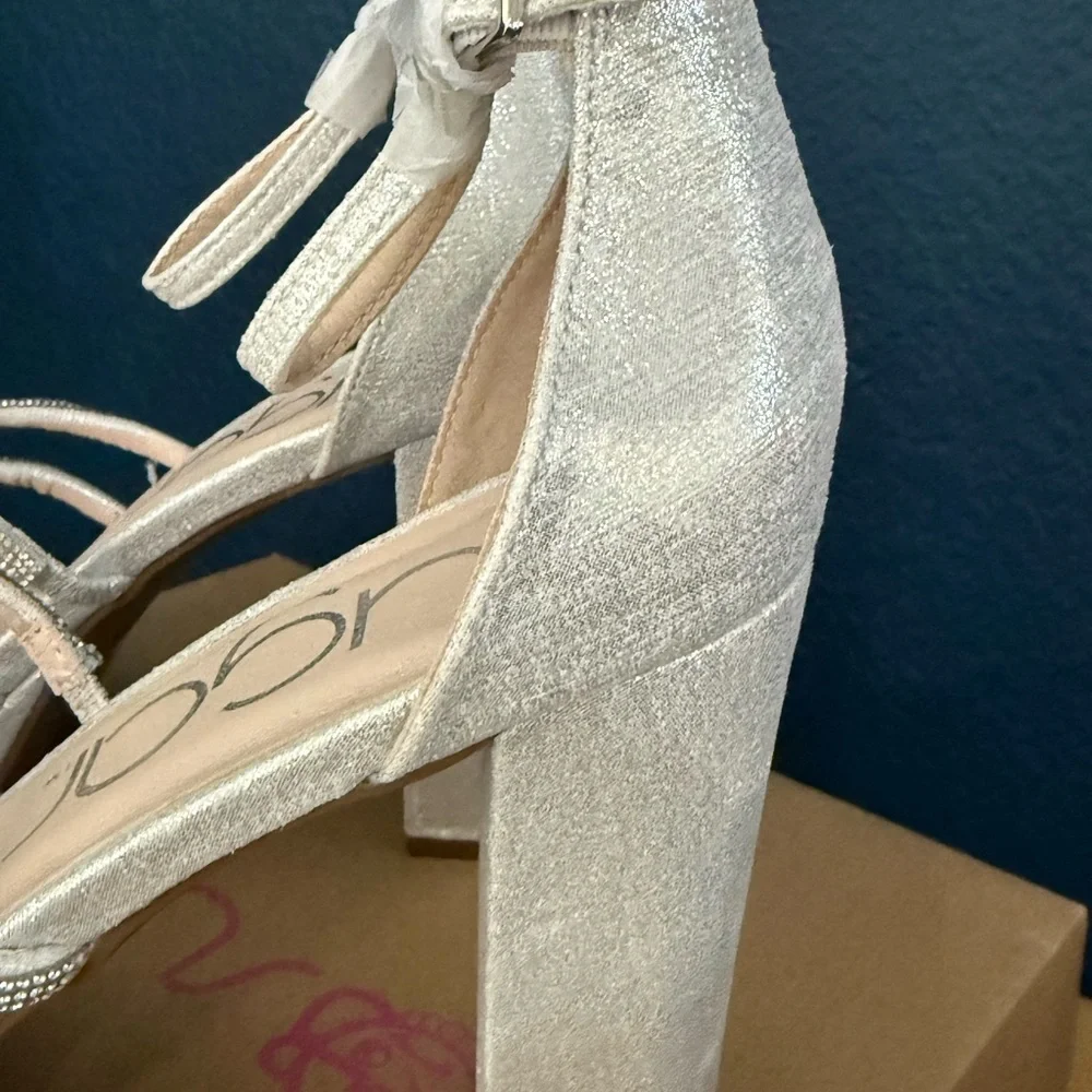 Silver and rhinestone heels 👠